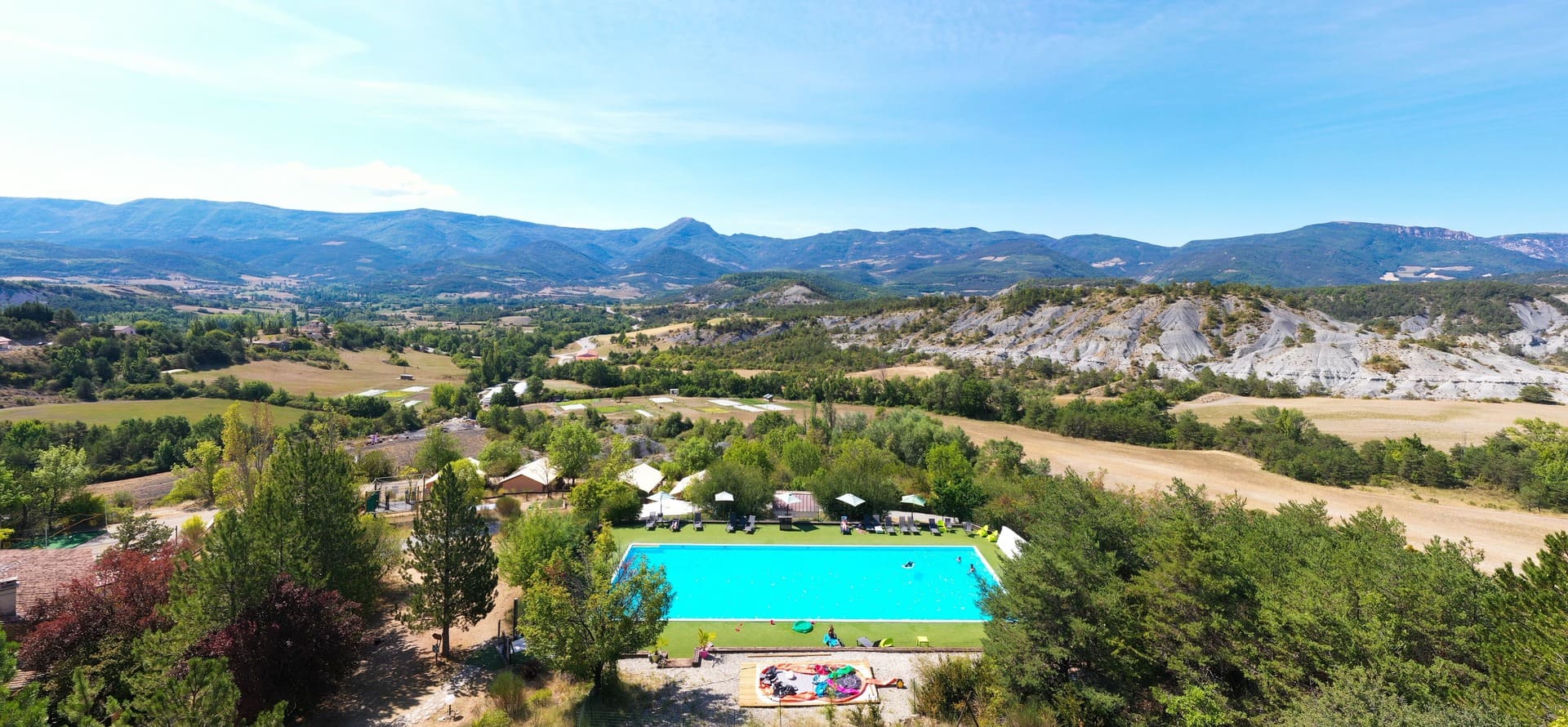 camping avec vue montagne dans les hautes alpes
