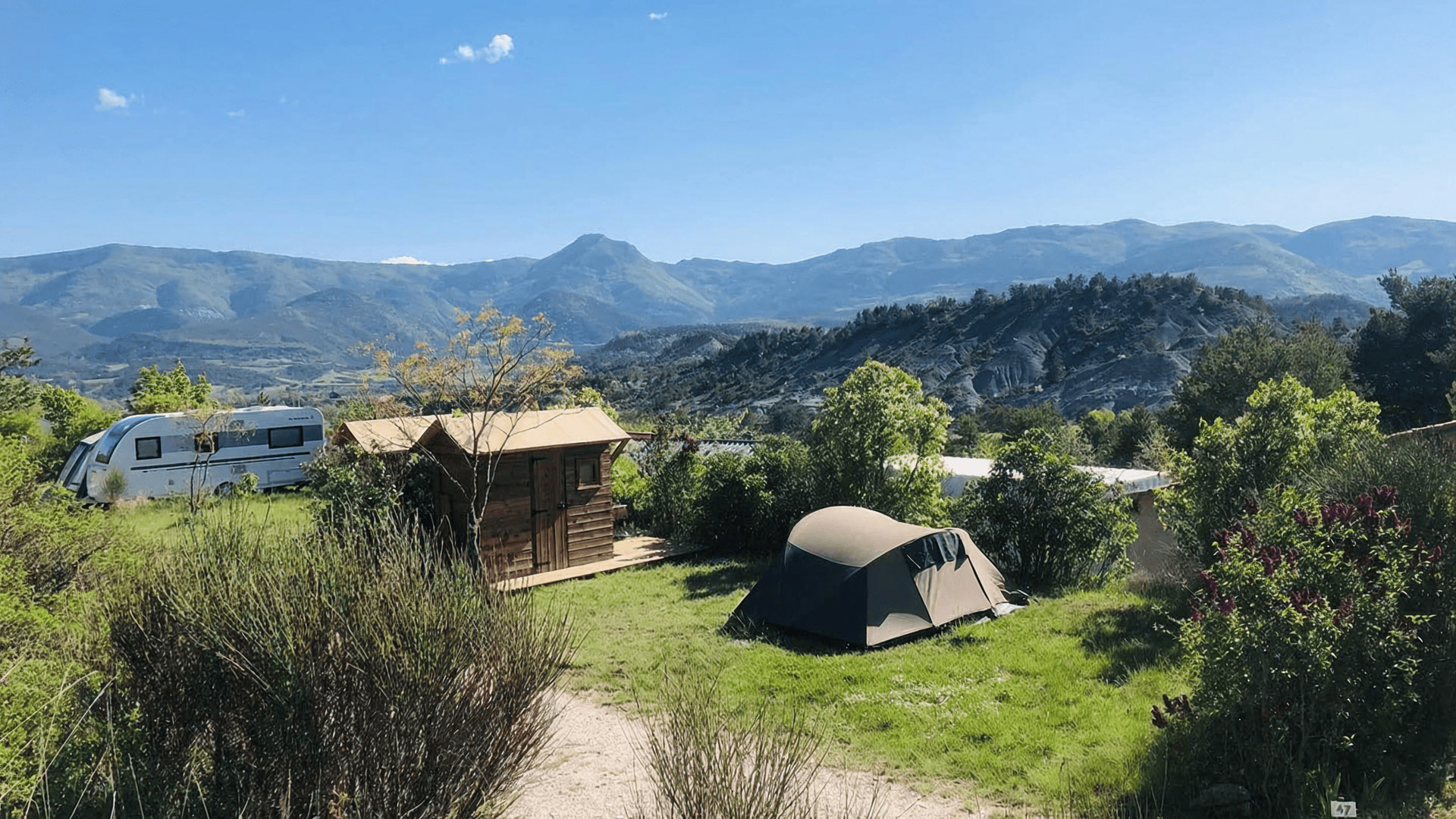 location emplacement tente dans les hautes alpes